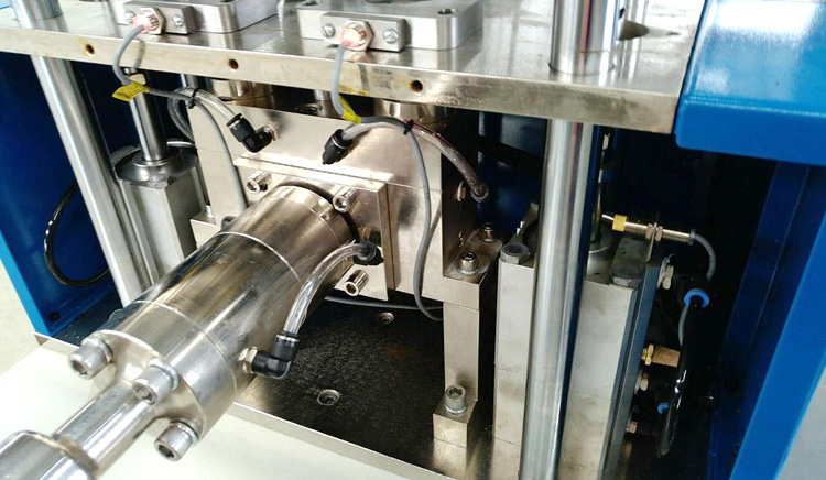 液體硅膠注射機怎么正確的使用？